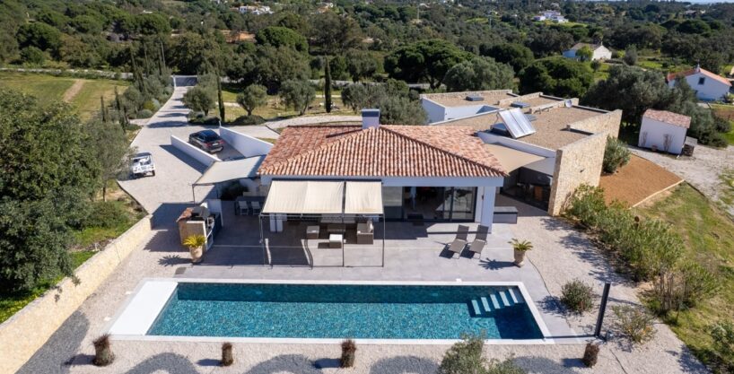 4 bed single level villa for sale in Carvoeiro, Algarve 1