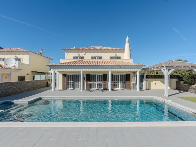 4 bed villa for sale in Loule, Algarve 2
