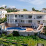 5 bed golf villa for sale in West Algarve 1