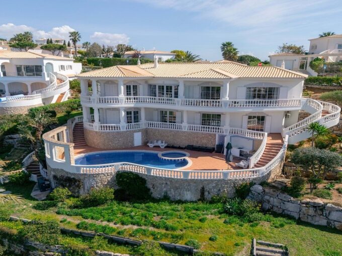 5 bed golf villa for sale in West Algarve 1