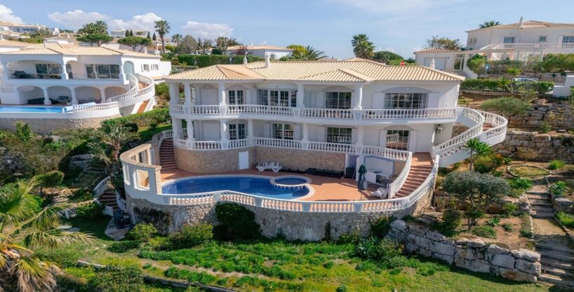 5 bed golf villa for sale in West Algarve 1