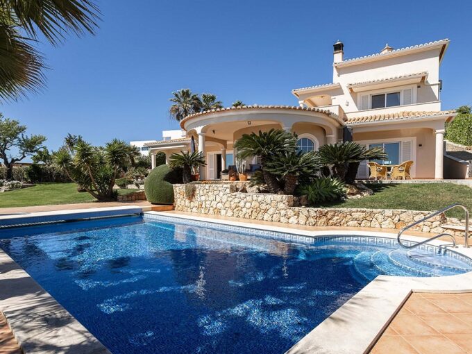 Detached villa with pool for sale in Calicas, Lagos, Algarve 1