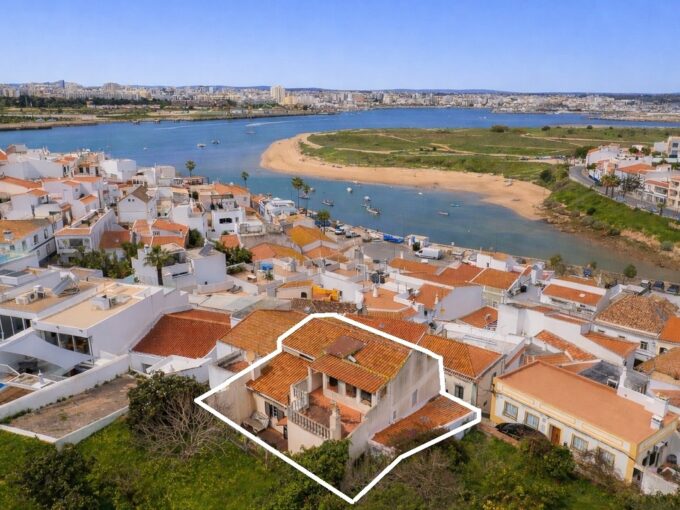 House for renovation in Ferragudo, Algarve 15