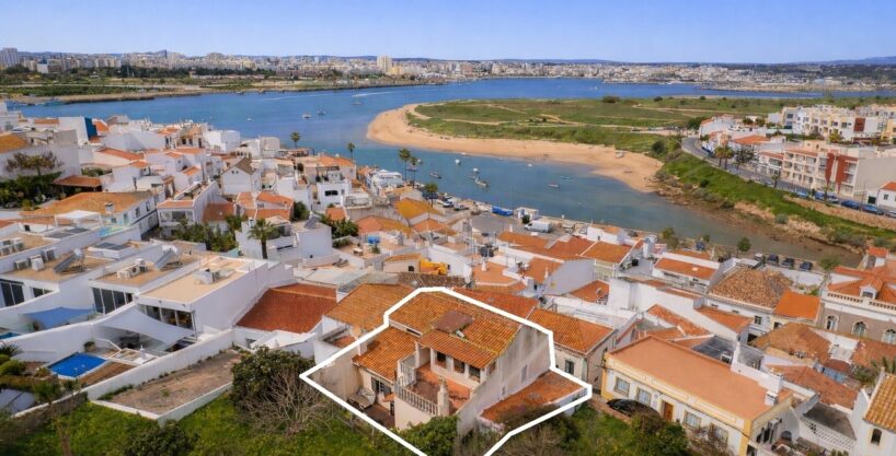 House for renovation in Ferragudo, Algarve 15