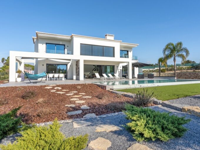 Modern 4 bedroom villa with pool for sale in Carvoeiro, Algarve 1
