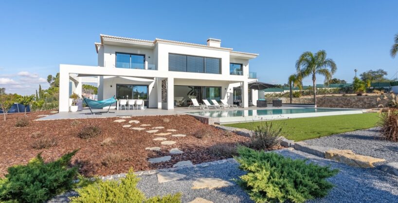 Modern 4 bedroom villa with pool for sale in Carvoeiro, Algarve 1