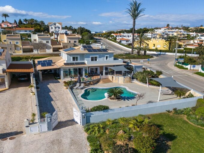 Sea view 4 bed villa for sale in Luz, West Algarve 1
