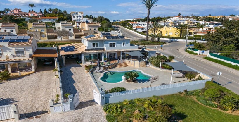 Sea view 4 bed villa for sale in Luz, West Algarve 1