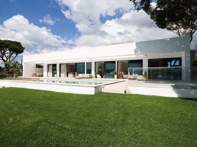 Single storey 3 bed villa plus basement in Vilamoura, Algarve 1