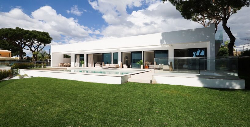 Single storey 3 bed villa plus basement in Vilamoura, Algarve 1