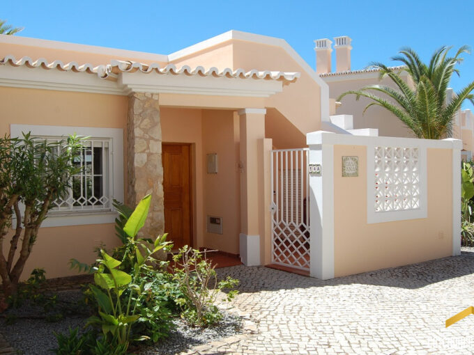 2 bed townhouse for sale in Carvoeiro, Algarve 1