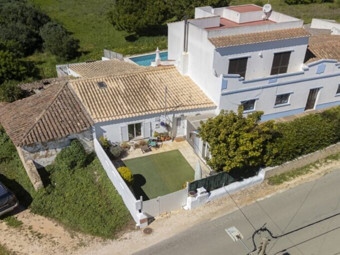 2 bed traditional townhouse in Espiche, Luz, Algarve 1
