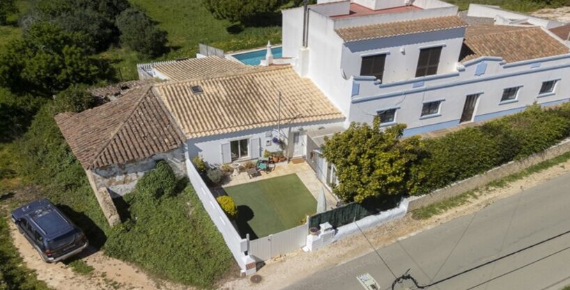 2 bed traditional townhouse in Espiche, Luz, Algarve 1