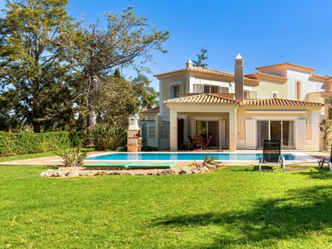 3 bed golf villa for sale in Carvoeiro, Algarve 1