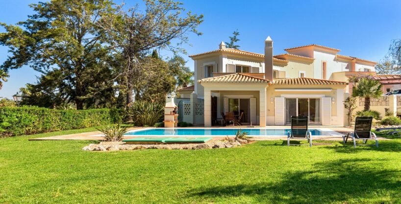 3 bed golf villa for sale in Carvoeiro, Algarve 1