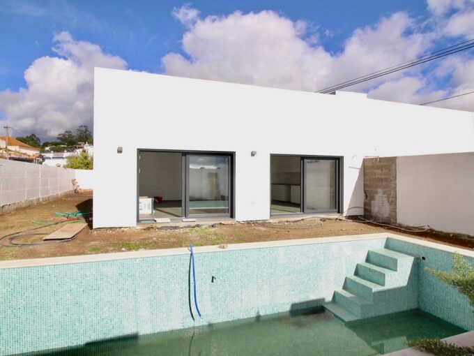 3 bed semi detached villa with pool in Sao Bras, Algarve 1