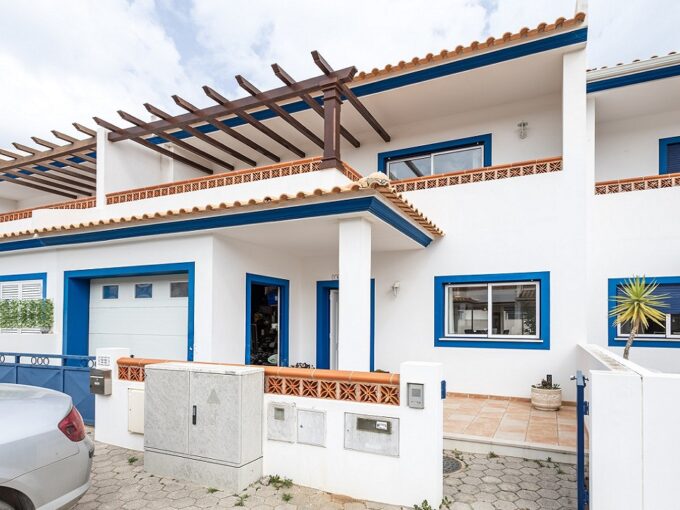 3 bed townhouse with garage in Burgau, Algarve 1