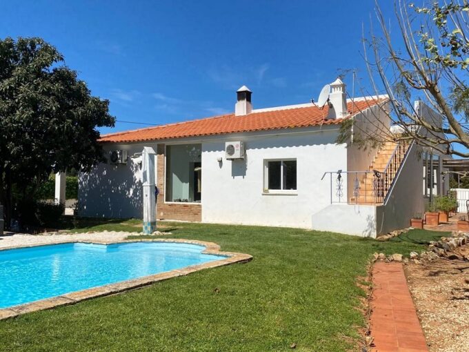 3 bed villa with pool in Lagoa, Algarve 1