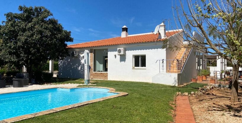 3 bed villa with pool in Lagoa, Algarve 1