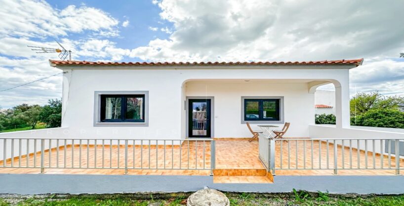 4 bed house with garden in Almancil