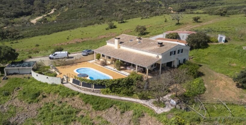 4 bed villa with 1.6 hectares in Bensafrim near Lagos, Algarve 1