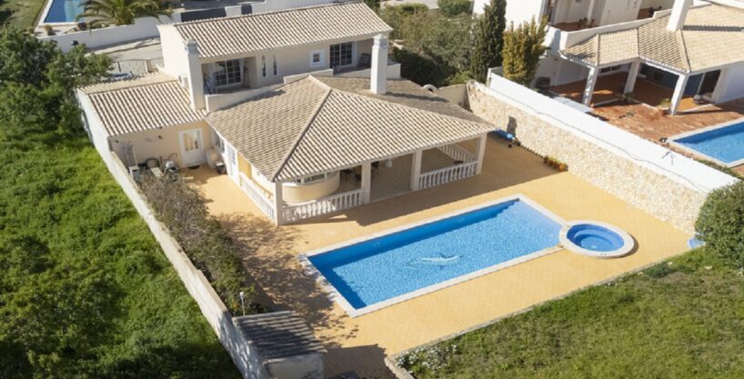 4 bed villa with pool for sale in Luz, West Algarve 1