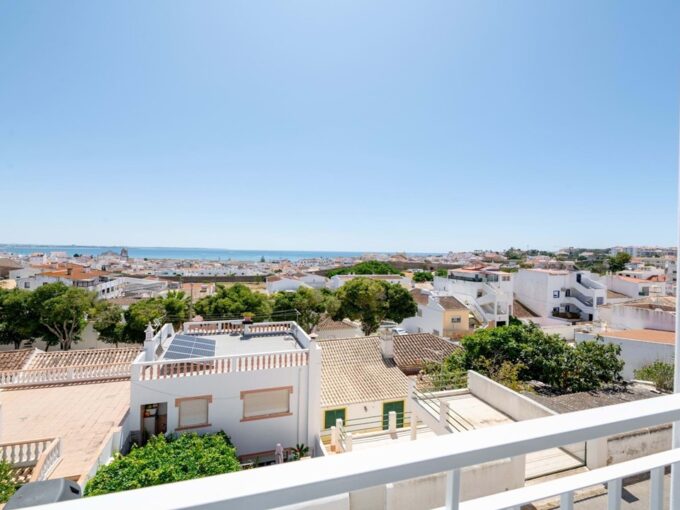 6 bed townhouse in Lagos centre