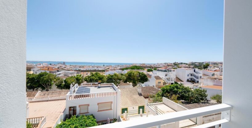 6 bed townhouse in Lagos centre