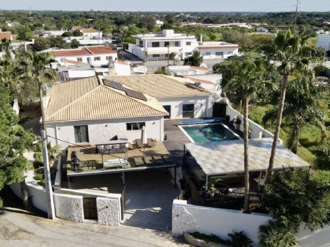 6 bedroom villa with pool in Almancil, Algarve 1
