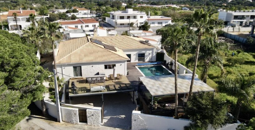 6 bedroom villa with pool in Almancil, Algarve 1