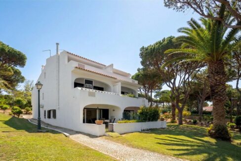 Ground floor renovated 2 bed apartment for sale in Vale do Lobo, Algarve 1