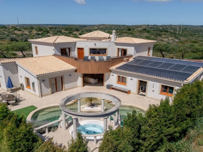 Luxury villa in Alma Verde, Burgau, West Algarve 1
