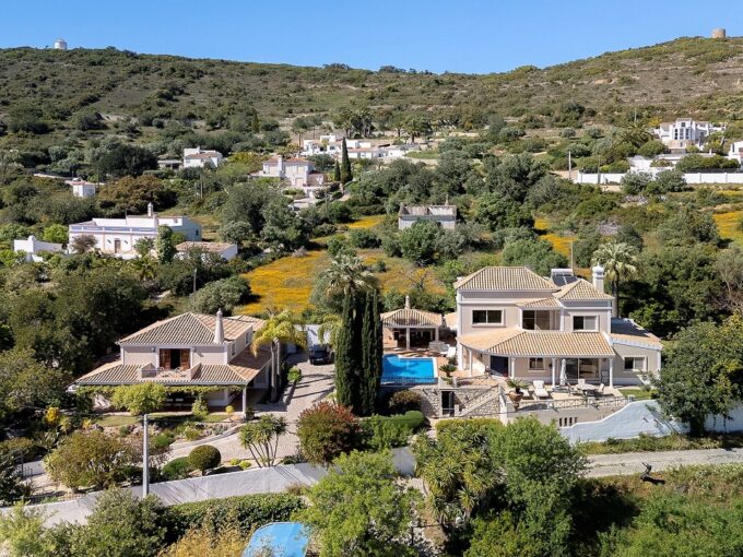 Main villa and guest villa for sale in Santa Barbara de Nexe, Algarve 1