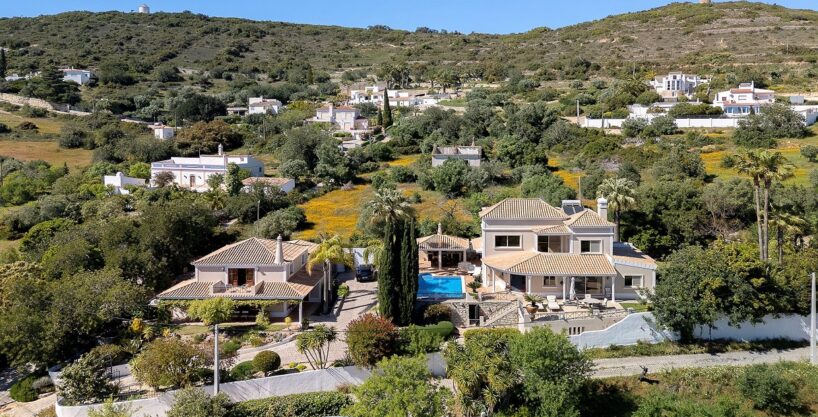 Main villa and guest villa for sale in Santa Barbara de Nexe, Algarve 1