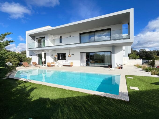 Modern 4 bed villa in Santa Barbara de Nexe, Algarve 1