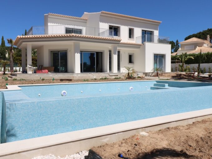 Renovated 4 bed villa for sale in Vilamoura 4