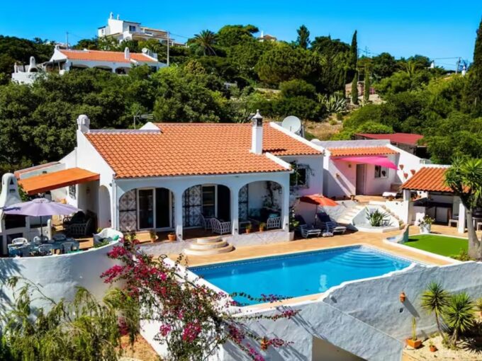 Sea view 4 bed villa for sale in Santa Barbara de Nexe, Algarve 1