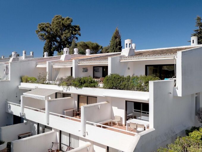 Top floor 2 bed apartment for sale in Quinta do Lago, Algarve 1
