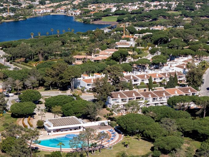 Top floor 2 bed apartment for sale in Quinta do Lago, Algarve 6