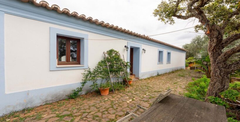West Algarve farmhouse with 15 hectares for sale 1