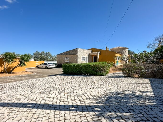 detached single storey villa for sale in Loulé 1