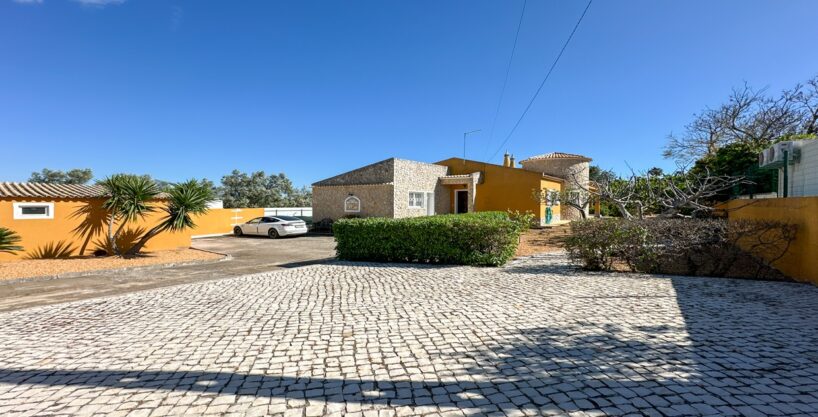 detached single storey villa for sale in Loulé 1