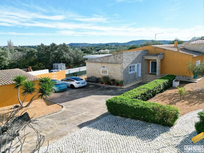detached single storey villa for sale in Loule aeiral