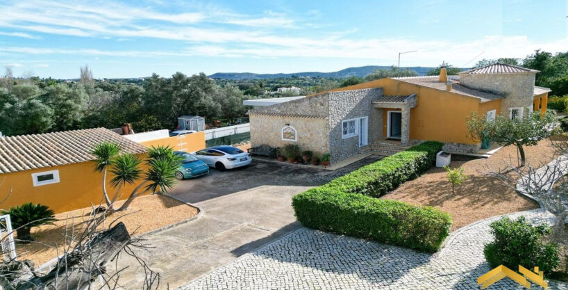 detached single storey villa for sale in Loule aeiral