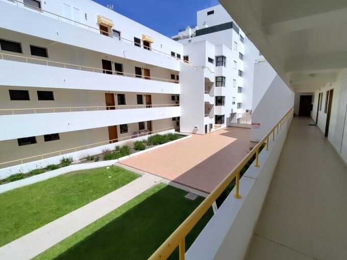2 bed apartment for sale in Quarteira, Algarve 1