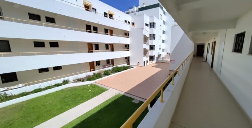 2 bed apartment for sale in Quarteira, Algarve 1