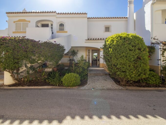 2 bed townhouse in Vila Golfemar, Carvoeiro, Algarve 1