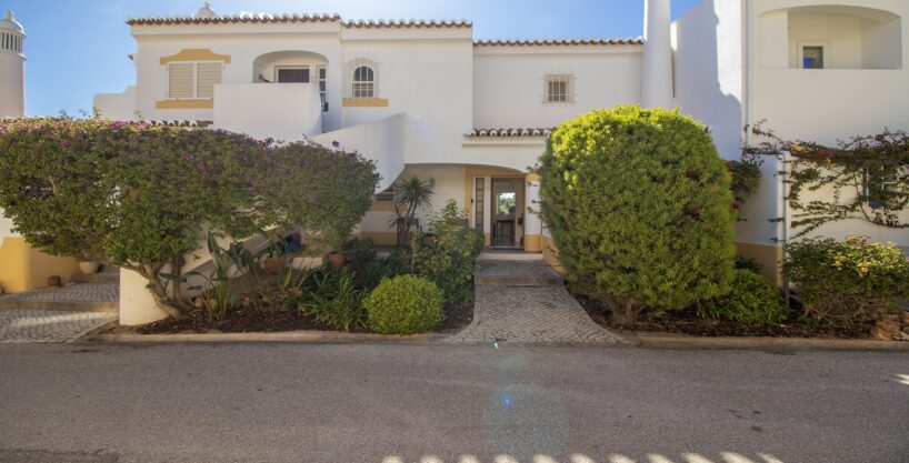 2 bed townhouse in Vila Golfemar, Carvoeiro, Algarve 1