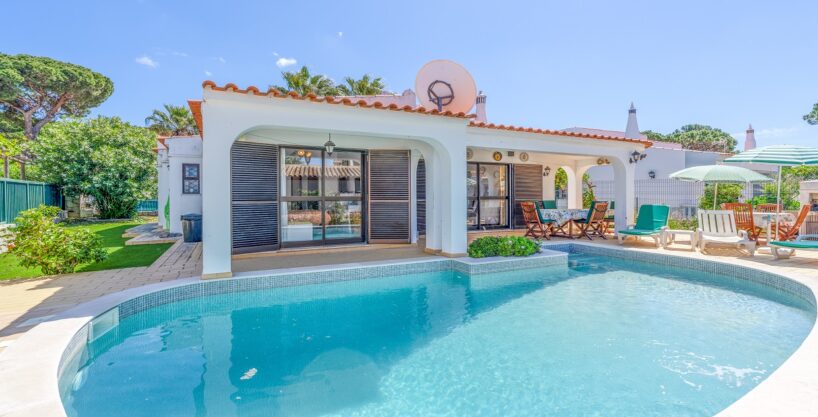 2 bed villa with pool near The Old Village, Vilamoura 1