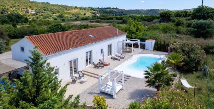 3 bed farmhouse with 1.6 hectares of land in Silves, Algarve 1